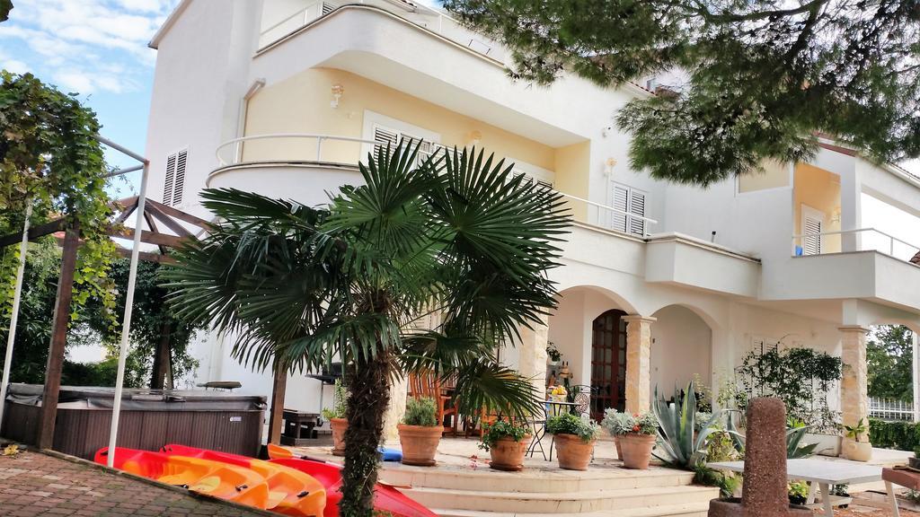Apartments Little Castle Vodice Esterno foto